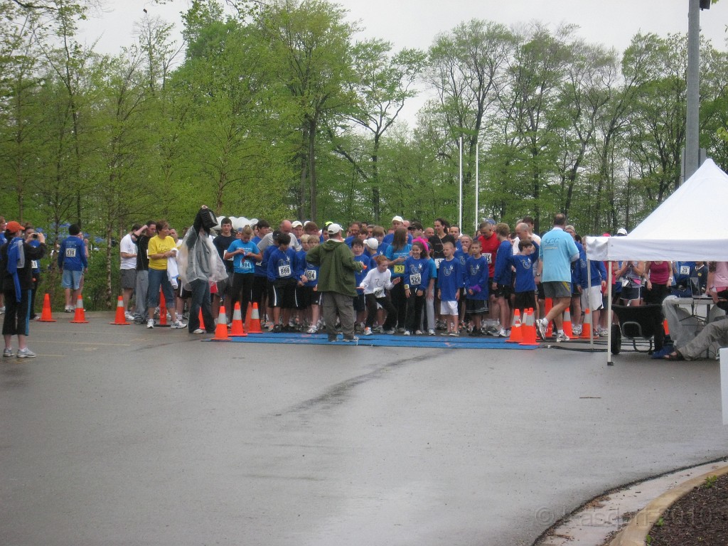 Live Like Andi 2010 070.jpg - Everyone lined up and getting a few last minute instructions. The 5K is mixed in with the 10K so it looks a little bigger than it was.